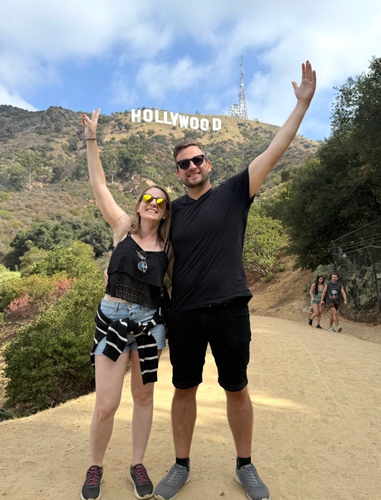 Couple visiting the Hollywood sign during the Los Angeles sightseeing tour with Guideline Tours